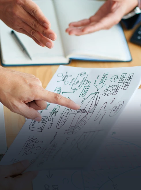 Equipo analizando una estrategia empresarial